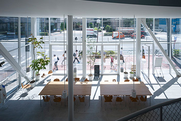 JR「田町駅」から徒歩5分強とアクセスもよく、ガラス張りでとってもすてきなスペース。