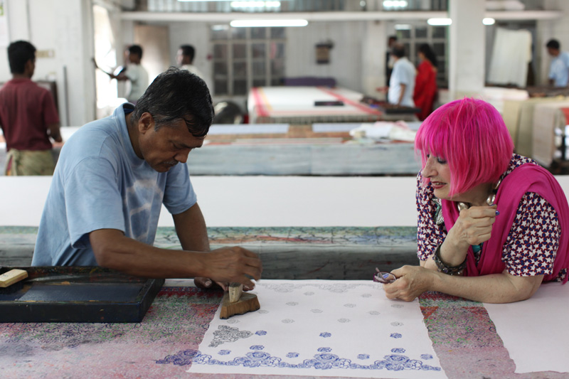 バングラデシュの生産者団体を訪問し、ブロックプリントの様子をチェックする、ザンドラ・ローズ